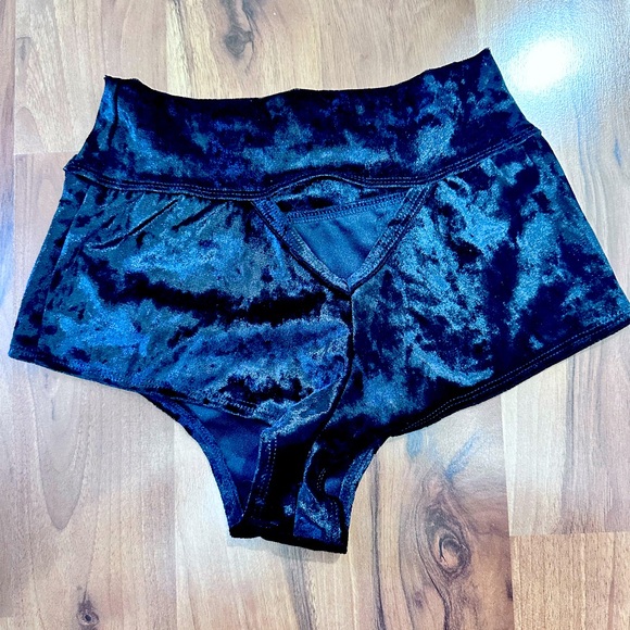High-Waisted Velvet Marble Booty Shorts for Pole Dance - Black with Heart Design - Picture 6 of 6
